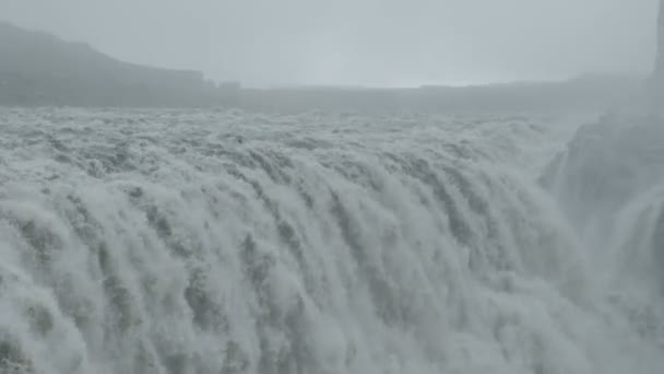 Rauer Fluss. Wasserfall — Stockvideo