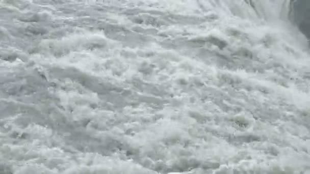 Грубая река. водопад — стоковое видео