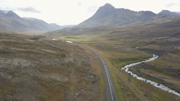 Luchtfoto van een landweg te midden van de velden met een rode auto — Stockvideo