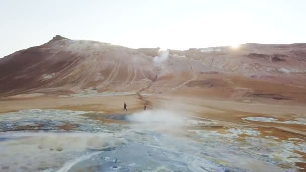 Gray geysers in Iceland trekking tourists — Stock Video