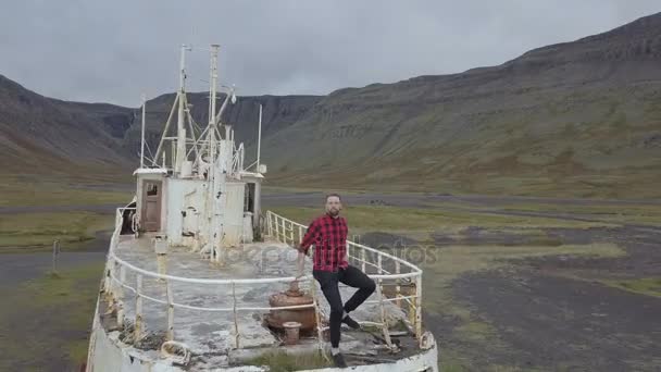 Tourist looks at an abandoned ship on the sea or the ocean The concept of adventure and tourism — Stock Video