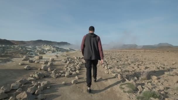 Férfi séta a sivatagban, a homok dombok — Stock videók