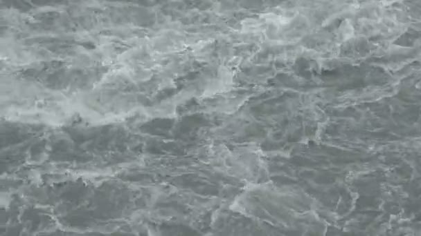 Rauer Fluss. Wasserfall — Stockvideo