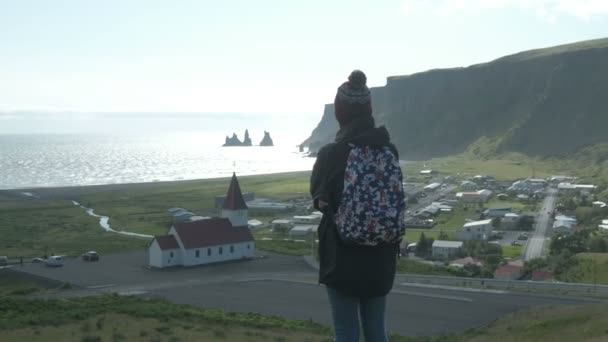 Meisje wandelaars IJsland. Vik stadje in IJsland — Stockvideo