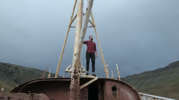 Turista masculino mirando un viejo barco de hielo. Concepto aventura y turismo — Vídeos de Stock