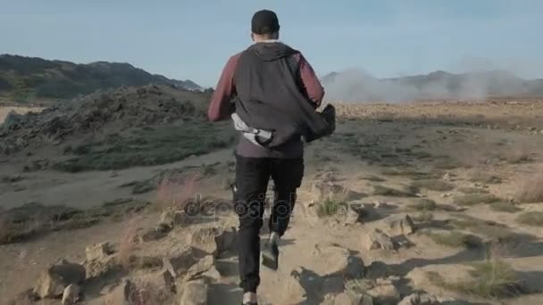 男人在沙漠山脉上运行 — 图库视频影像