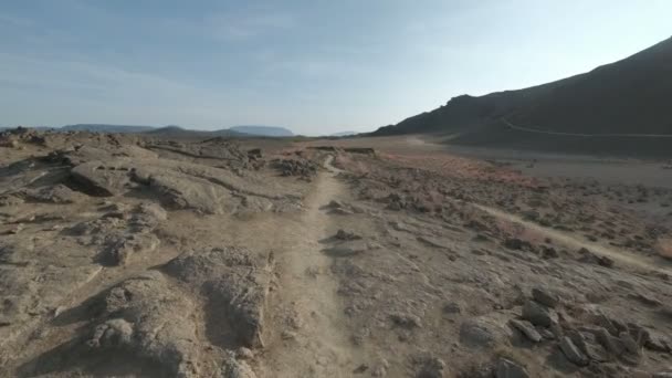 Rocas rojas en las áridas arenas del desierto — Vídeo de stock