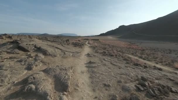 Rochers rouges dans les sables stériles du désert 
