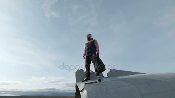 Sétáló férfi a régi lezuhant gépen, elhagyott a Solheimasandur beach közelében Vik, Izland — Stock videók