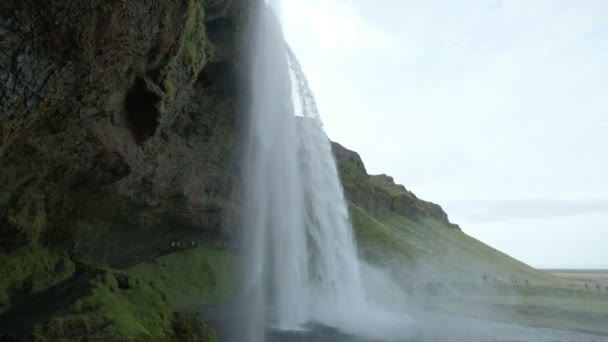 Grande cachoeira no sul da Islândia. Seljalandsfoss Cachoeira — Vídeo de Stock