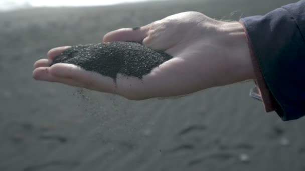 Mãos com areia preta na iceland Beach . — Vídeo de Stock