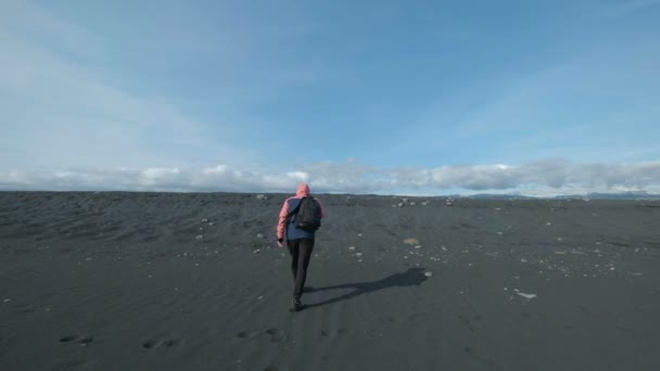 Člověk je chůze po pláži v bouři. písečné pláže na pobřeží Atlantského oceánu v Islandu — Stock video