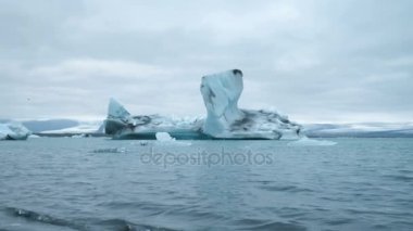 Hava Jokulsarlon lagün ile İzlanda'nın güney kıyılarında yüzer icebergs üzerinde
