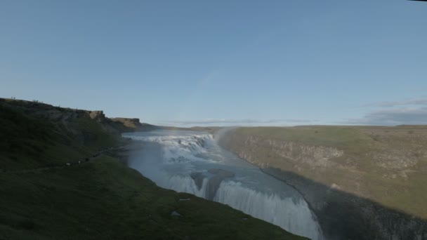 En famoust İzlanda şelale, Golden düşüyor, Gullfoss, güzel İzlanda yaz zamanında. — Stok video