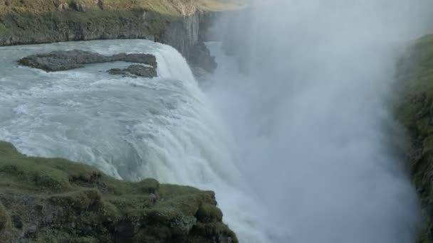 La cascade islandaise la plus célèbre, Les chutes d'or de Gullfoss, Belle en été en Islande .