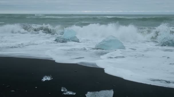 Icebergs, Hielo, Formación de hielo, detalles de hielo de la laguna glacial de hielo arrastrado por una playa de arena volcánica cercana del Océano Atlántico Norte, Islandia — Vídeos de Stock