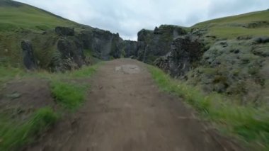 Yukarıdan Thorsmork dağlar Kanyon ve nehir kenarında Skogar, İzlanda görüntülemek