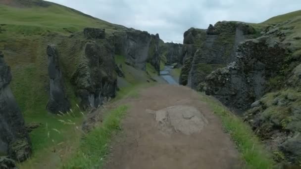Thorsmork 山キャニオンと Skogar、アイスランドの近くの川を上から表示します。 — ストック動画