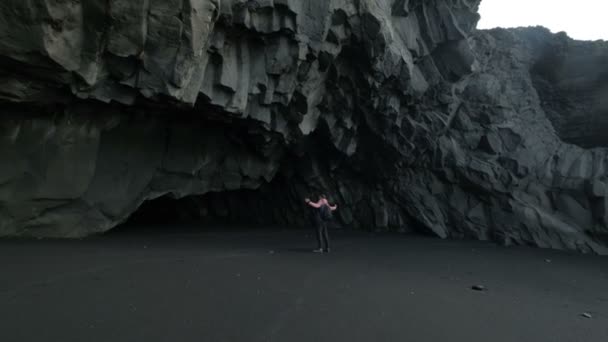 Giovane uomo barbuto in piedi da solo in una grotta d'Islanda . — Video Stock