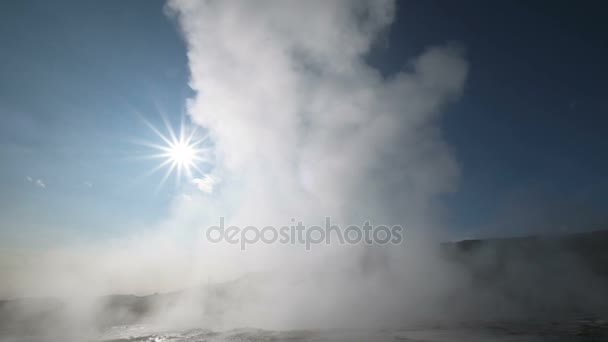 Извержение Гейсира Строккура, Золотой Круг, Исландия — стоковое видео