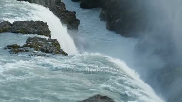 Der berühmteste isländische Wasserfall, die goldenen Wasserfälle des Gullfoss, wunderschön im Sommer in Island. — Stockvideo