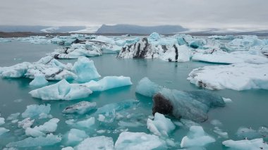 Hava Jokulsarlon lagün ile İzlanda'nın güney kıyılarında yüzer icebergs üzerinde