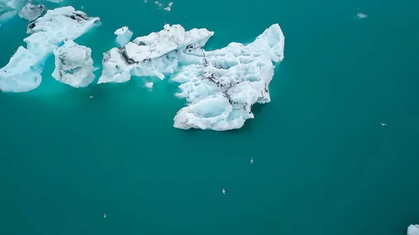 Aerial over icebergs floating in Jokulsarlon Lagoon by the southern coast of Iceland — Stock Photo, Image