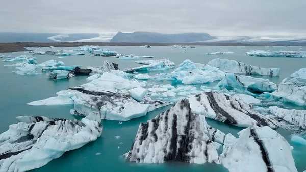Survol aérien d'icebergs flottant dans la lagune de Jokulsarlon par la côte sud de l'Islande — Photo