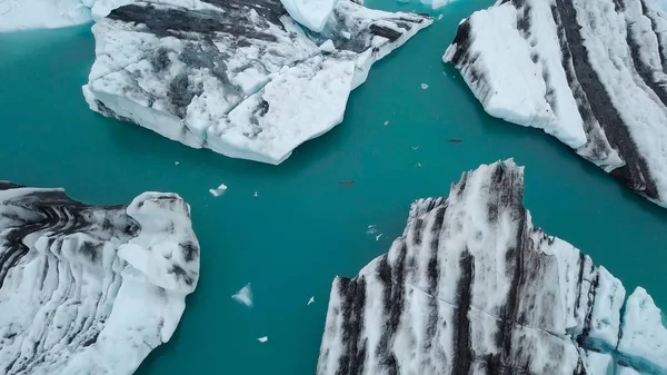 Luft over isfjell som flyter i Jokulsarlon Lagune ved sørkysten av Island – stockfoto