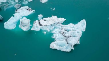 Hava Jokulsarlon lagün ile İzlanda'nın güney kıyılarında yüzer icebergs üzerinde