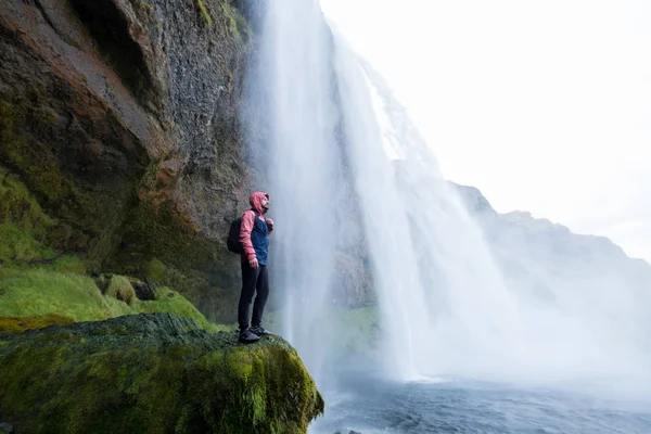 Ο άνθρωπος περιπέτεια με skogafoss καταρράκτη, φύσης στην Ισλανδία. Νεαρός άνδρας που επισκέπτονται τοπίο της φύσης. — Φωτογραφία Αρχείου