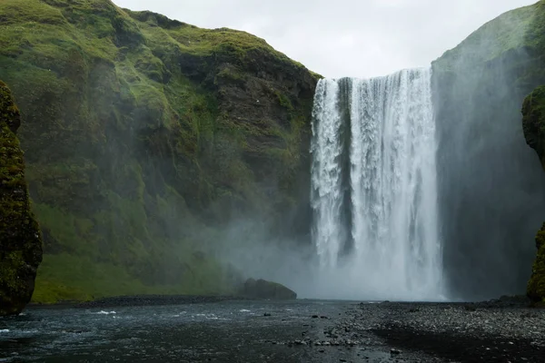 Schöner hoher Wasserfall — Stockfoto