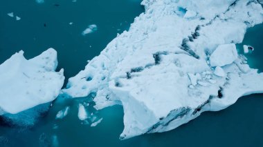 Hava Jokulsarlon lagün ile İzlanda'nın güney kıyılarında yüzer icebergs üzerinde