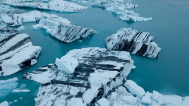 Hava Jokulsarlon lagün ile İzlanda'nın güney kıyılarında yüzer icebergs üzerinde