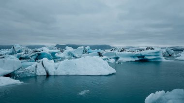 Hava Jokulsarlon lagün ile İzlanda'nın güney kıyılarında yüzer icebergs üzerinde