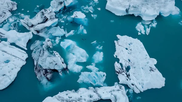 Antenne über Eisberge, die in der Jokulsarlonlagune an der Südküste von Island treiben — Stockfoto