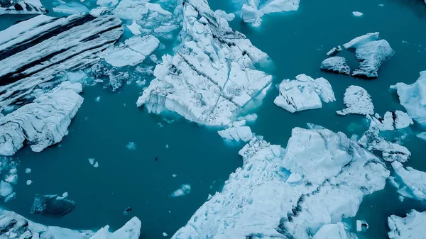 Aéreo sobre icebergs flutuando na Lagoa Jokulsarlon pela costa sul da Islândia — Fotografia de Stock