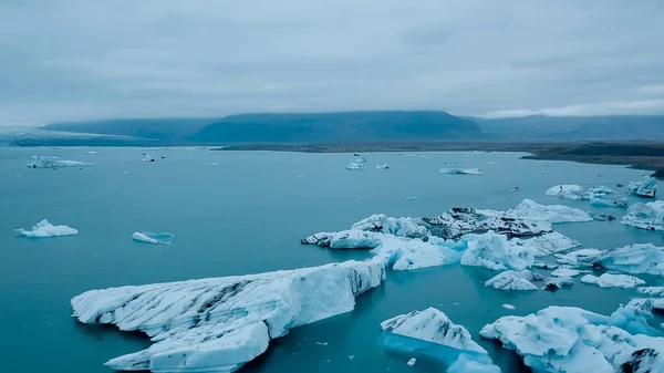Aerial over icebergs floating in Jokulsarlon Lagoon by the southern coast of Iceland — Stock Photo, Image