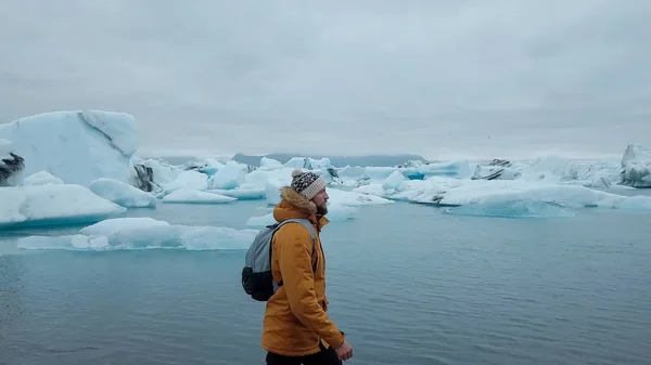 Turister ved Glacier Lagoon, Vatnajokull nasjonalpark, Island . – stockfoto