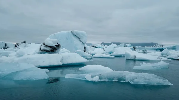 Aéreo sobre icebergs flutuando na Lagoa Jokulsarlon pela costa sul da Islândia — Fotografia de Stock