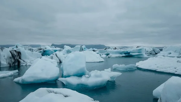 Aéreo sobre icebergs flutuando na Lagoa Jokulsarlon pela costa sul da Islândia — Fotografia de Stock