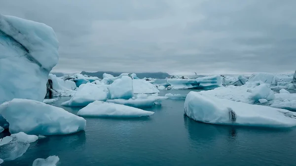 Hava Jokulsarlon lagün ile İzlanda'nın güney kıyılarında yüzer icebergs üzerinde — Stok fotoğraf