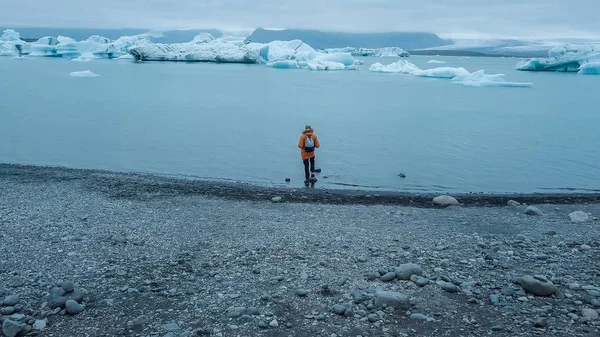 Turisteja jäätikön laguunissa, Vatnajokullin kansallispuistossa, Islannissa . — kuvapankkivalokuva