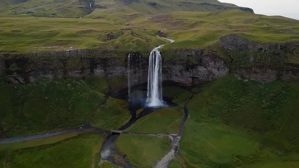 Vista da bela cachoeira Seljalandsfoss no verão, sul da Islândia — Fotografia de Stock