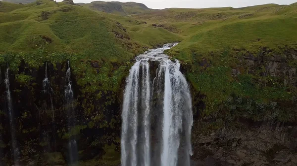 Προβολή της πανέμορφο καταρράκτη Seljalandsfoss το καλοκαίρι, Νότια Ισλανδία — Φωτογραφία Αρχείου