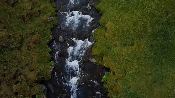 Vista da bela cachoeira Seljalandsfoss no verão, sul da Islândia — Fotografia de Stock