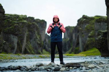 Skogafoss şelale, İzlanda doğa macera adam. Genç adam doğa manzara ziyaret.