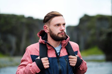 Skogafoss şelale, İzlanda doğa macera adam. Genç adam doğa manzara ziyaret.