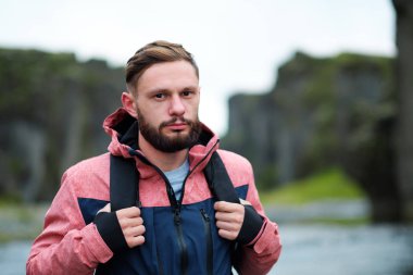 Skogafoss şelale, İzlanda doğa macera adam. Genç adam doğa manzara ziyaret.