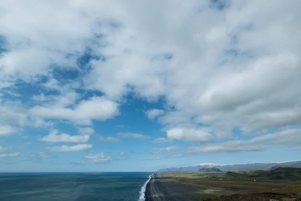 Islandia paisaje, popular hito Playa de arena negra en Vik, Islandia — Foto de Stock
